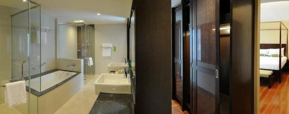 Micasa All Suites Hotel Kuala Lumpur Exterior foto Bathroom