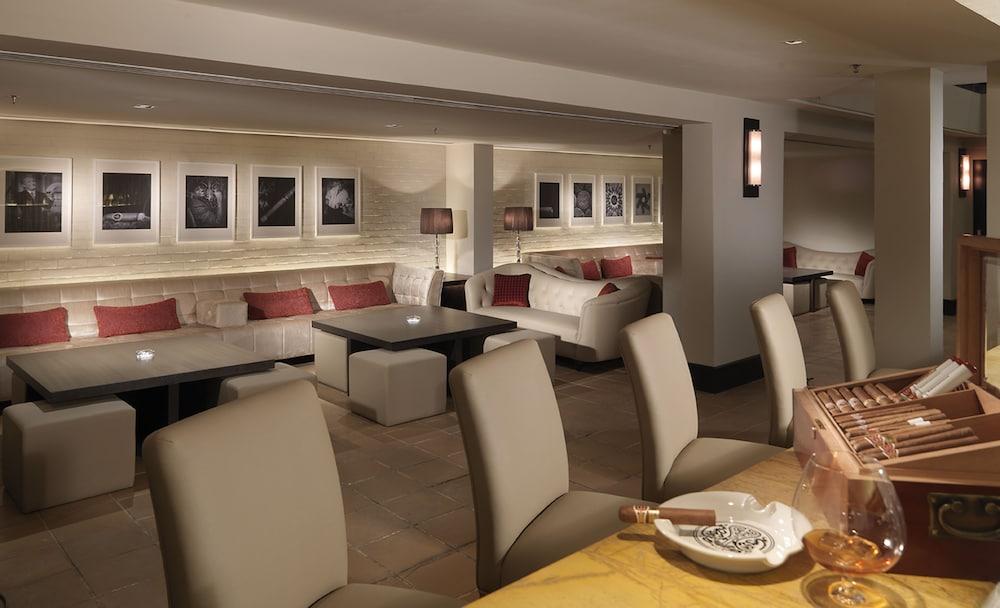 Micasa All Suites Hotel Kuala Lumpur Exterior foto The interior of the lounge
